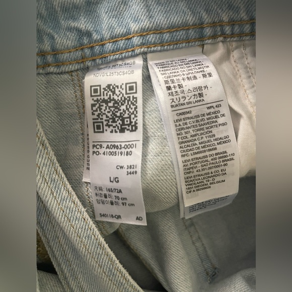 Levi’s loose-fit overalls.Light wash. NWOT 100% cotton. Relaxed fit. 30” inseam. - Picture 6 of 7